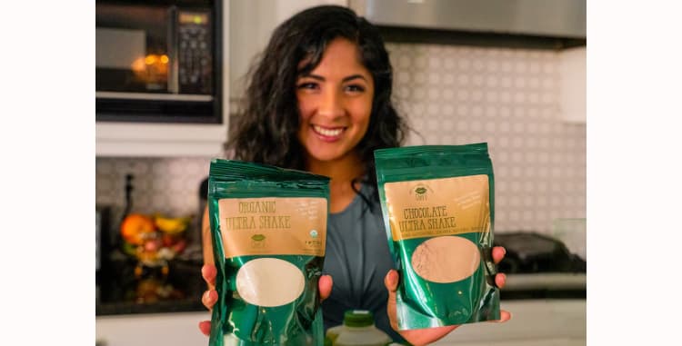 woman woth green chef v protein powder packs